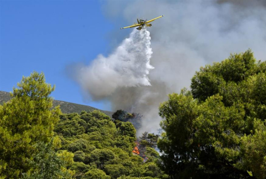 Μεγάλη φωτιά στην Πάτρα: Καίει κοντά σε σπίτια-Εκκενώνονται Ίδρυμα,Γηροκομείο,Καραμανδάνειο