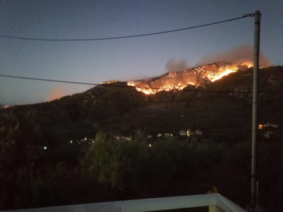 Φωτιά στο Ξυλόκαστρο: Απανωτά 112- Έκτακτη Σύσκεψη στην Πολιτική Προστασία