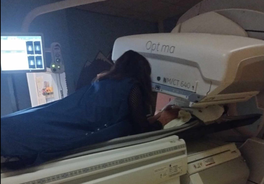Συγκινεί ακτινολόγος: Μπήκε στον αξονικό τομογράφο με εγκαταλελειμμένο βρέφος (photo)