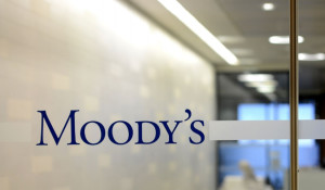 Moody’s: «Παράθυρο» για upgrade της Ελλάδας στην επενδυτική βαθμίδα