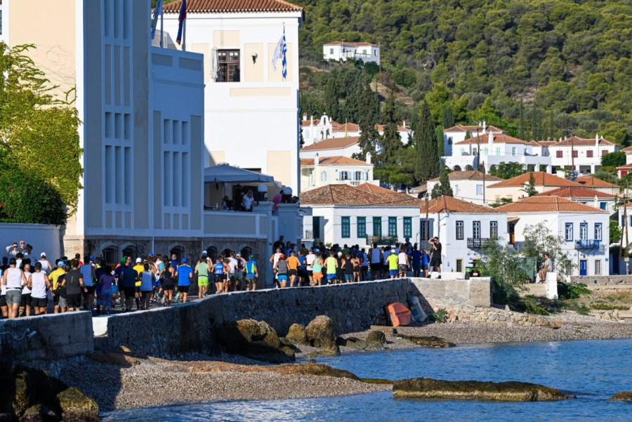 Spetses mini Marathon: Γιατί έχει πλέον γίνει η must φθινοπωρινή συνάντηση αθλητών και μη