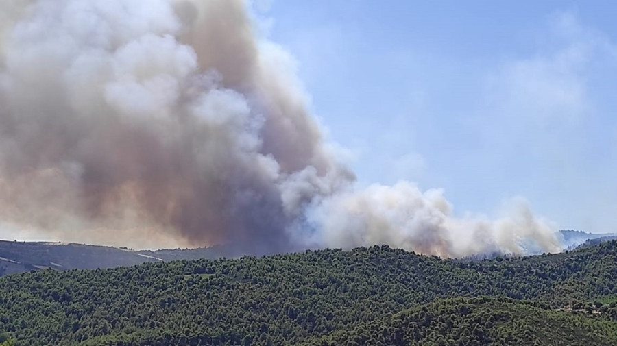 Mεγάλη φωτιά σε εξέλιξη στην Κορινθία-Επιχειρούν 140 οχήματα (video)