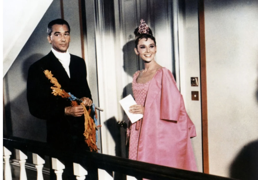 Audrey Hepburn: Σε δημοπρασία βγαίνει το εμβληματικό ροζ φόρεμα που φορούσε στην ταινία «Breakfast at Tiffany’s»