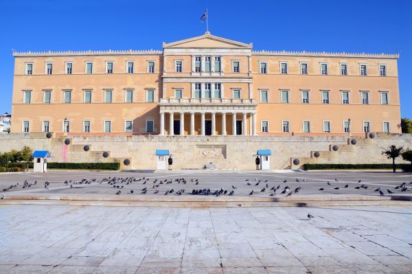 Χαμός στη Βουλή: Τα πέταξε όλα… η διευθύντρια του καναλιού