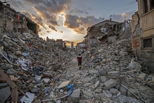 Ιταλία: Εικόνες καταστροφής από τον τριπλό σεισμό