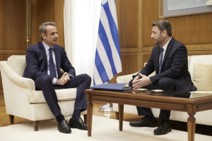 Το πρώτο «ταγκό» Μητσοτάκη- Ανδρουλάκη για δημογραφικό, στεγαστικό, συνταγματική αναθεώρηση