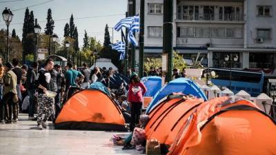 Αποχώρησαν οι πρόσφυγες από την πλατεία Συντάγματος