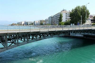 Χαλκίδα: Τουριστικό πλοίο προσέκρουσε σε γέφυρα