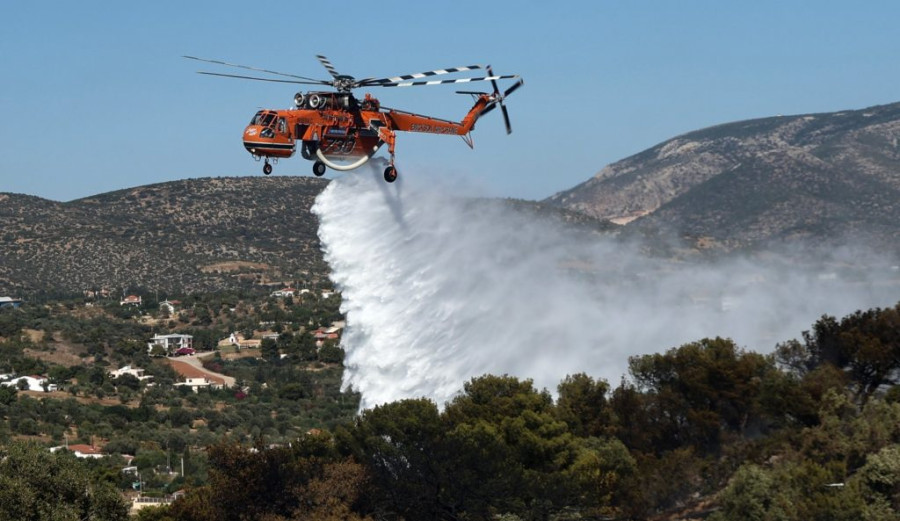 Φωτιά σε δύσβατο σημείο στο Ξυλόκαστρο Κορινθίας