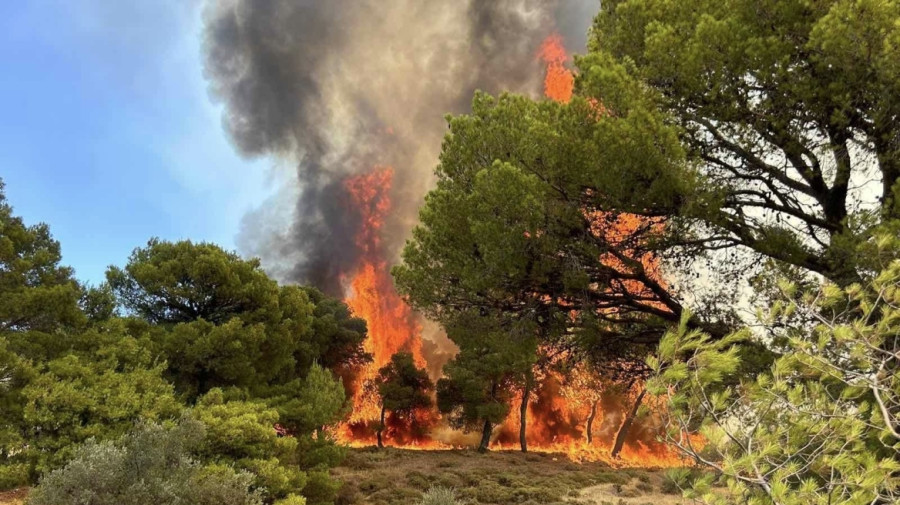Πυρκαγιές στα νότια της Βόρειας Μακεδονίας, κοντά στα ελληνικά σύνορα