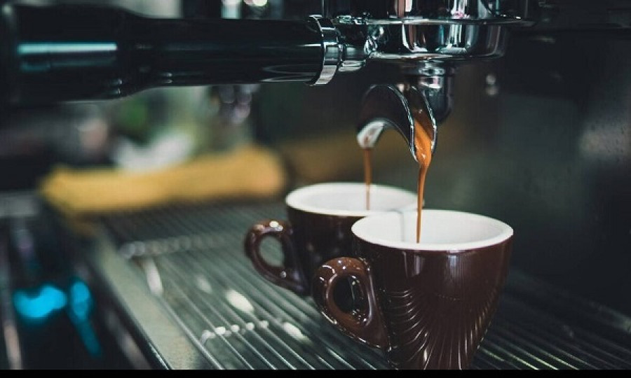 «Οριζόντιο» ΦΠΑ στο 13% σε καφέ-μη αλκοολούχα ζητά η ΠΟΕΣΕ
