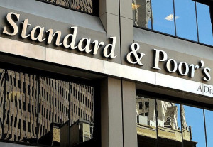 S&amp;P: Αναβάθμισε τις προοπτικές για τρεις ελληνικές τράπεζες