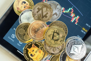 Τρία altcoins που καταγράφουν σημαντικά κέρδη παρά τη bear market