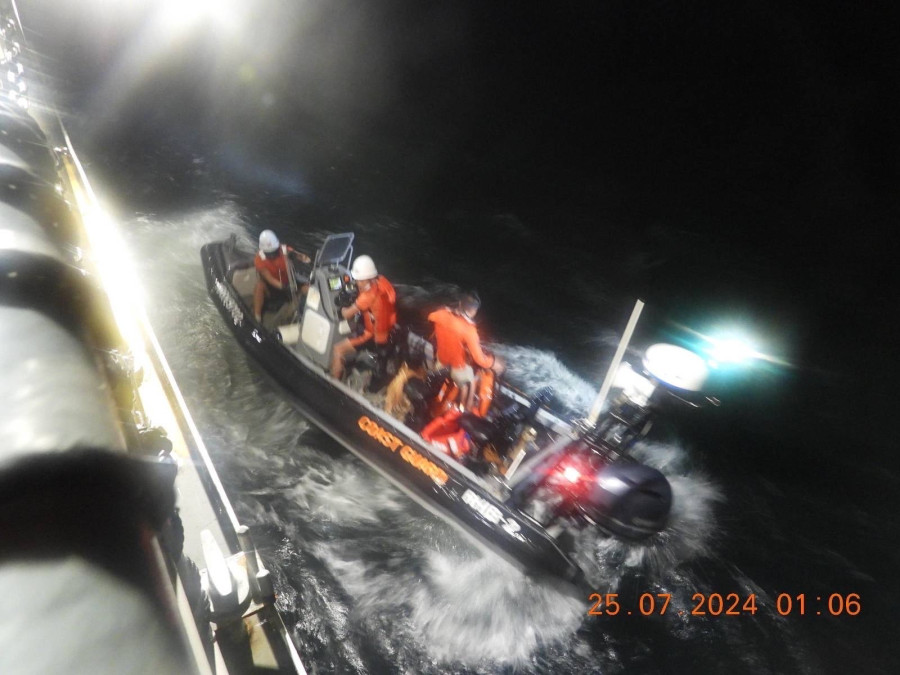 Δεξαμενόπλοιο με 1,4 εκατ. λίτρα πετρελαίου βυθίστηκε ανοιχτά της Μανίλας