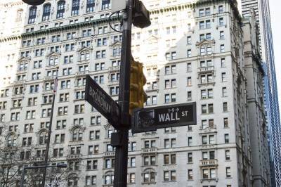 Απώλειες στη Wall Street-Σε πτωτική τροχιά πετρέλαιο και χρυσός
