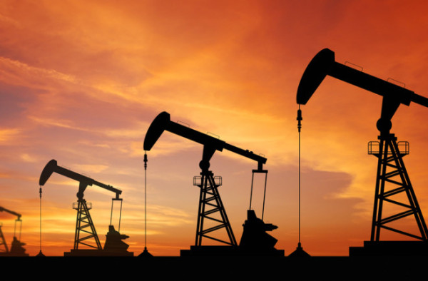 «Κατρακυλά» ενόψει αυξημένης προσφοράς το πετρέλαιο- Υποχωρεί το φυσικό αέριο