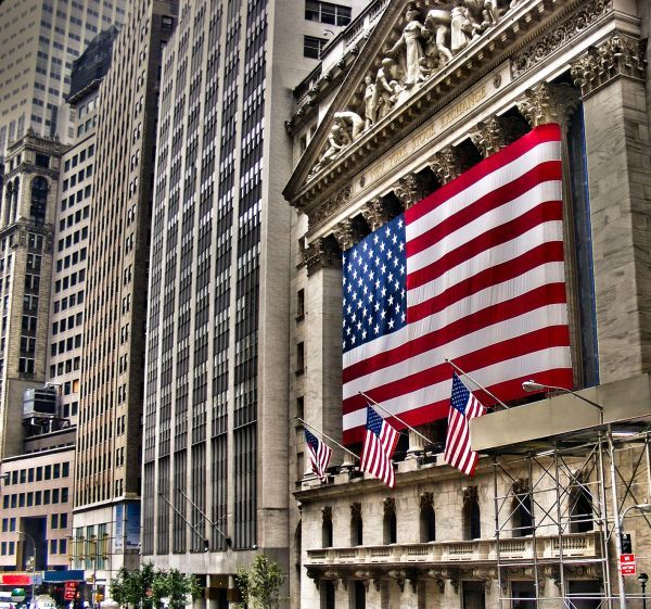 Γιατί καλπάζει η Wall Street;