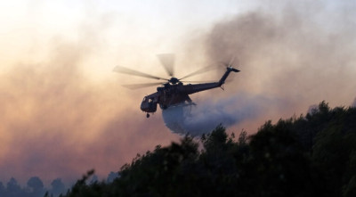 Ανεξέλεγκτη η φωτιά στη βορειοανατολική Αττική: Καίγονται σπίτια και σχολεία