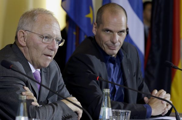 Eurogroup: «Μακριά και αγαπημένοι» Βαρουφάκης-Σόιμπλε