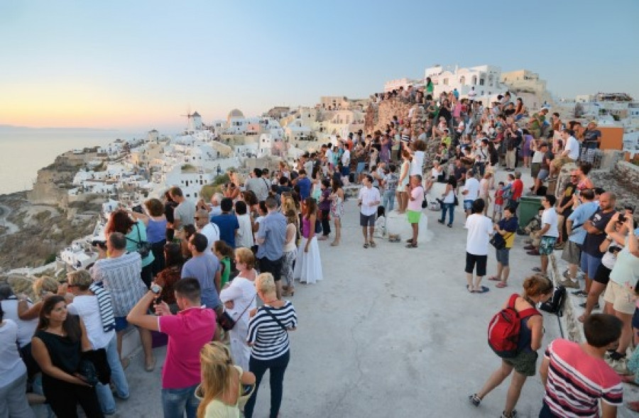 Eteron: Το 76% των Ελλήνων προβληματίζεται για τον υπερτουρισμό