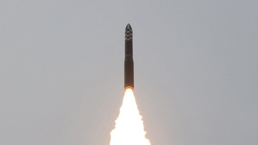 Βαλλιστικούς πυραύλους άγνωστου τύπου εκτόξευσε η Β. Κορέα