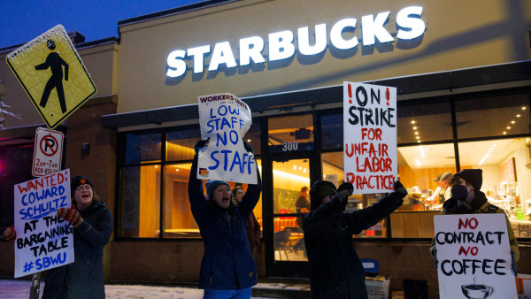 Starbucks: «Αντέχει» η απεργία στις ΗΠΑ-Επεκτείνεται σε περισσότερα καταστήματα