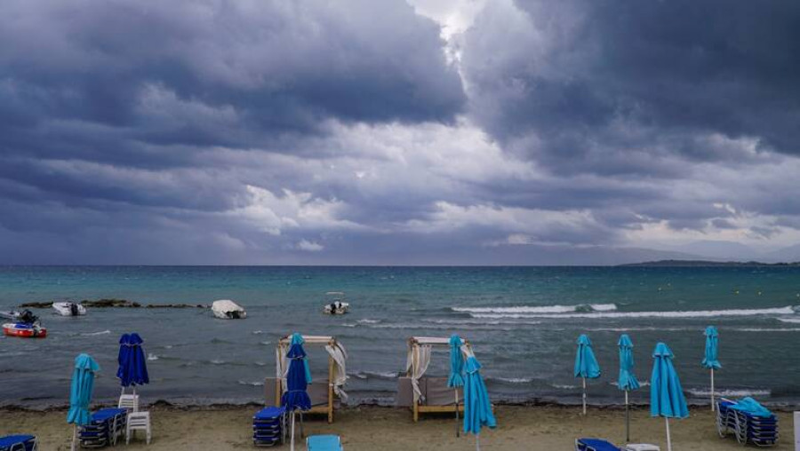 Κέρκυρα-Κακοκαιρία: Απεγκλωβίστηκαν 10 τουρίστες από παραλία