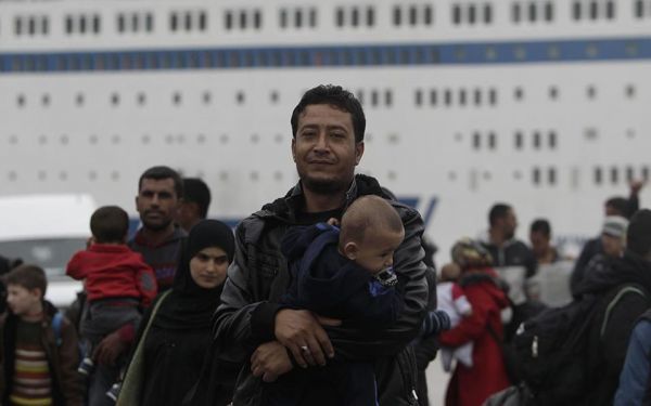 Σε εξέλιξη επιχείριση μετακίνησης προσφύγων από τον Πειραιά