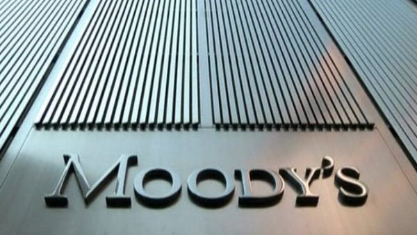 Η Moody&#039;s αναγνωρίζει τη μείωση του ελλείμματος και αναβαθμίζει την Ελλάδα κατά 2 μονάδες