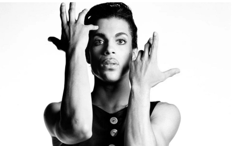 Prince: Σε δημοπρασία εμβληματικά κοστούμια της γκαρνταρόμπας του καλλιτέχνη