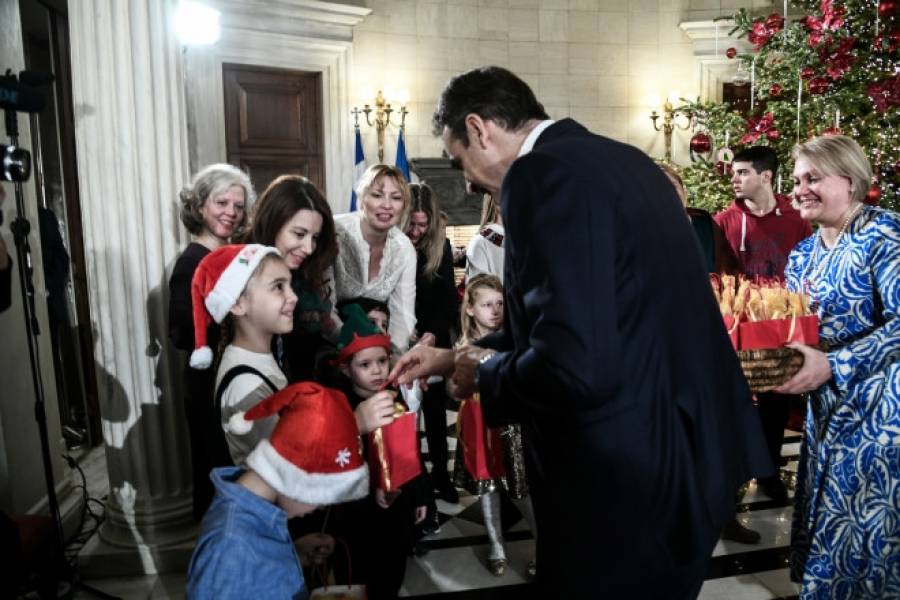 Τα χριστουγεννιάτικα κάλαντα άκουσε ο πρωθυπουργός