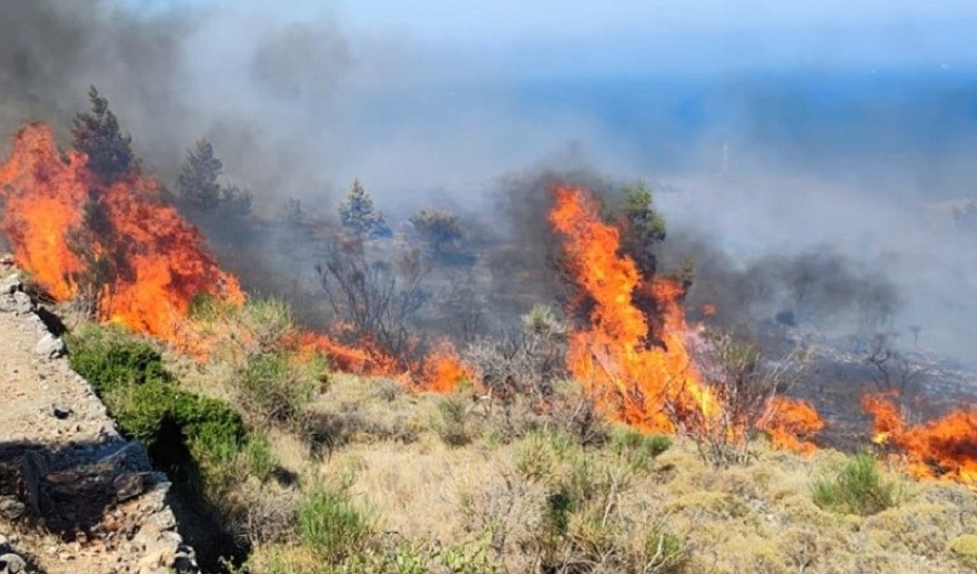 Χίος: Η φωτιά καίει μέσα σε απόκρημνες χαράδρες (video)