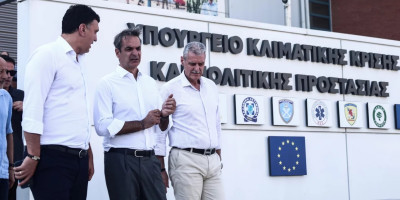 Στο Ενιαίο Συντονιστικό Κέντρο Επιχειρήσεων και Διαχείρισης Κρίσεων ο Μητσοτάκης