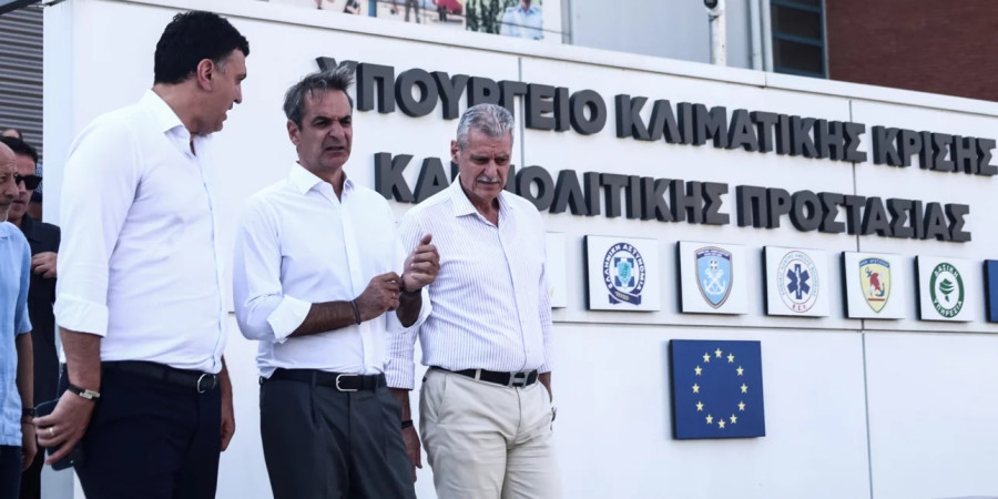 Στο Ενιαίο Συντονιστικό Κέντρο Επιχειρήσεων και Διαχείρισης Κρίσεων ο Μητσοτάκης