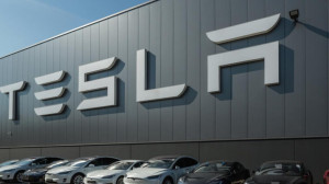 Tesla: «Άπιαστος» ο στόχος των προσλήψεων- Απαραίτητη η αύξηση μισθών