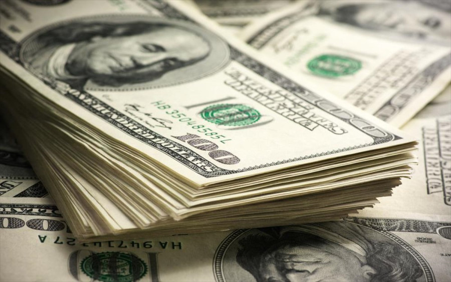 Bloomberg: Το ισχυρό δολάριο βλάπτει τις προοπτικές των ΗΠΑ