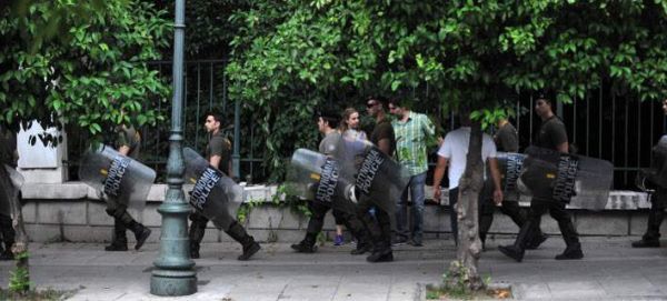 Θερμό επεισόδιο με διαδηλώτριες στο Μαξίμου