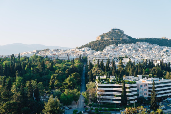 Ένεση πρασίνου στον Λόφο Λυκαβηττού: Φυτεύτηκαν 50 νέα δέντρα και θάμνοι