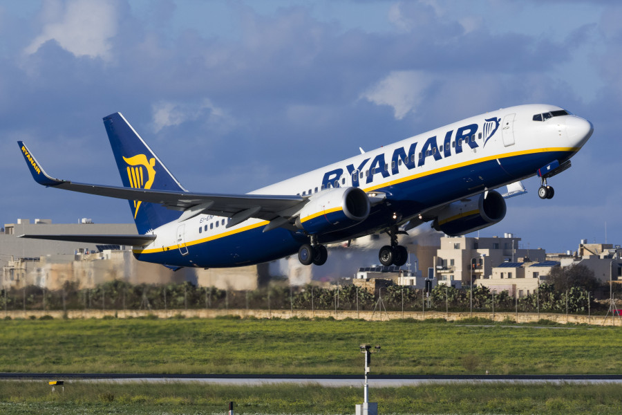 Ryanair: «Βουτιά» στα κέρδη- Αναμένει χαμηλότερες τιμές εισιτηρίων από πέρυσι