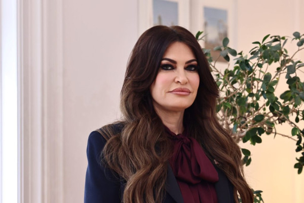 Νέο χτύπημα της WSJ στην Κίμπερλι Γκιλφόιλ: Πίεσε δωρητή να καταθέσει $100.000 στον λογαριασμό της