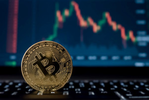 Παλεύει για τη στήριξη των $17.000 το Bitcoin-Αγχώνει ο πληθωρισμός